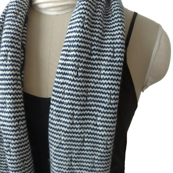 Tommy Hilfiger Reversible Knit Scarf - Picture 5 of 8